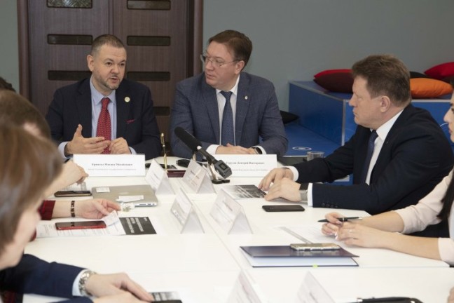 Плечом к плечу
