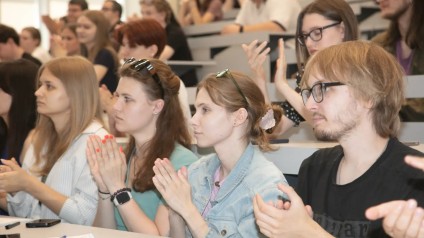 Наука без каникул и секреты создания лекарств с помощью ИИ