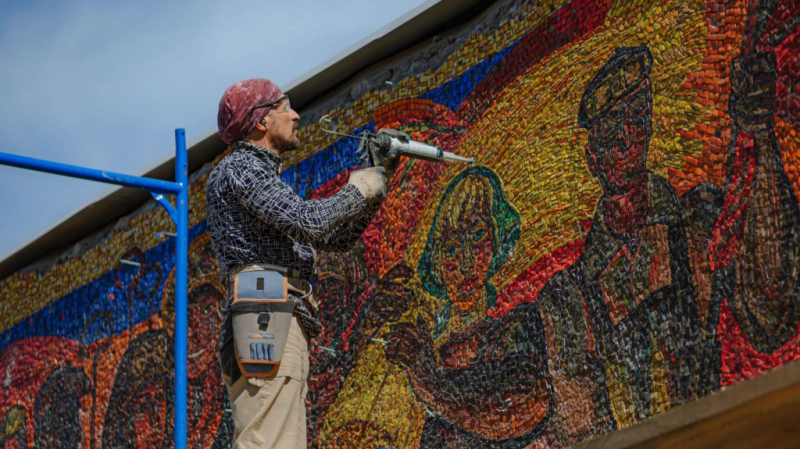 Мозаичной стеле «Радость труда» посвятят выставку