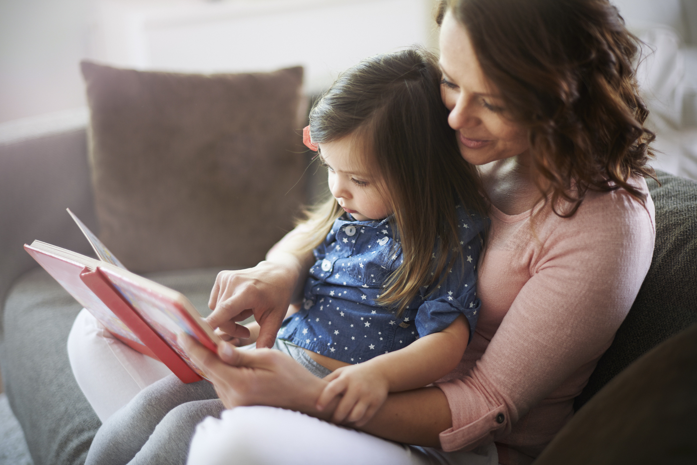 Правильная дочка учится. Учит дочь. Мама учит девочку. Родители и дети уроки. Мать учит уроки с дочкой.