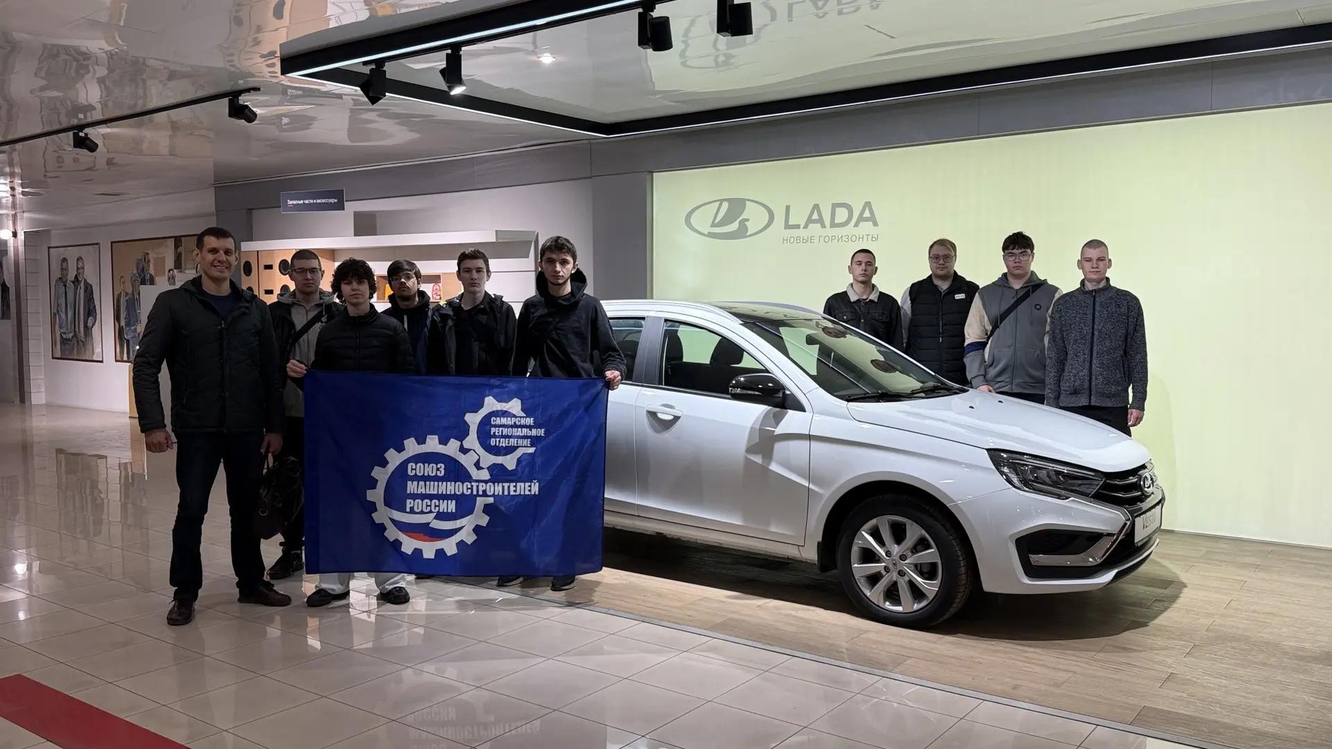 Студенты ПИШ «ГибридТех» посетили дилерский центр LADA